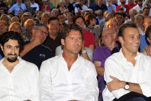Renzi (right) rescues Berlusconi